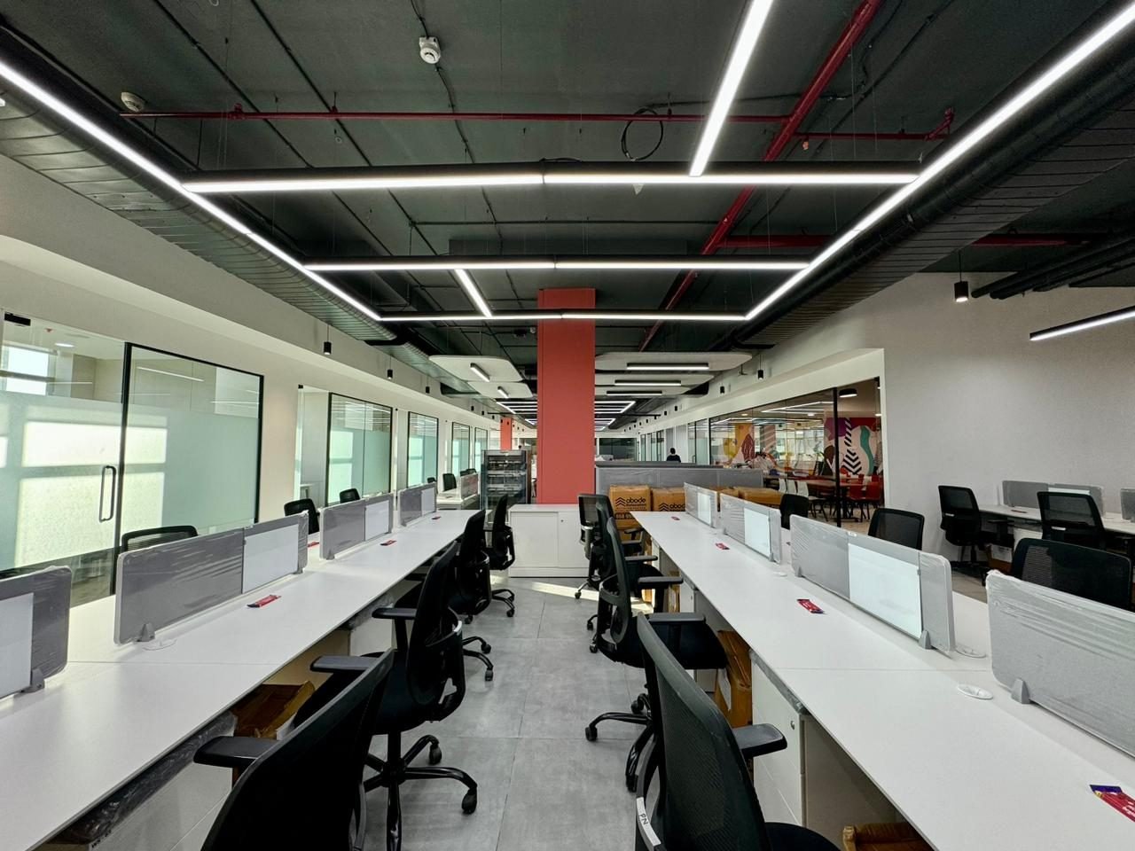Workstation bays under the exposed services ceiling