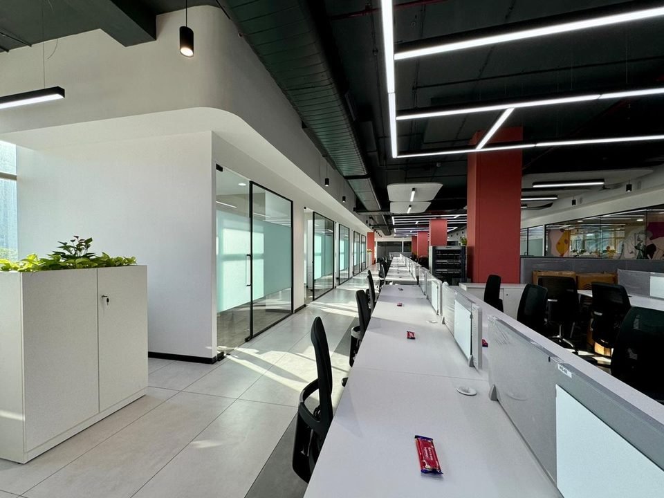 Workstations along the glazed elevation