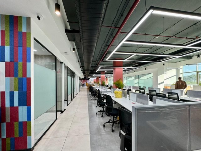 Open plan with meeting rooms along the spine